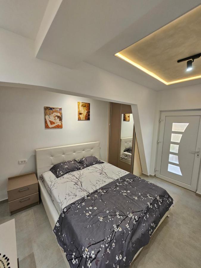 Studio Apartmani Vukasin Tivat Exteriör bild
