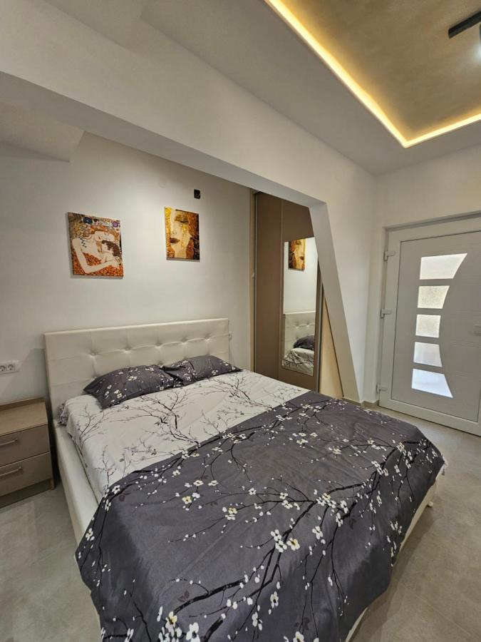 Studio Apartmani Vukasin Tivat Exteriör bild